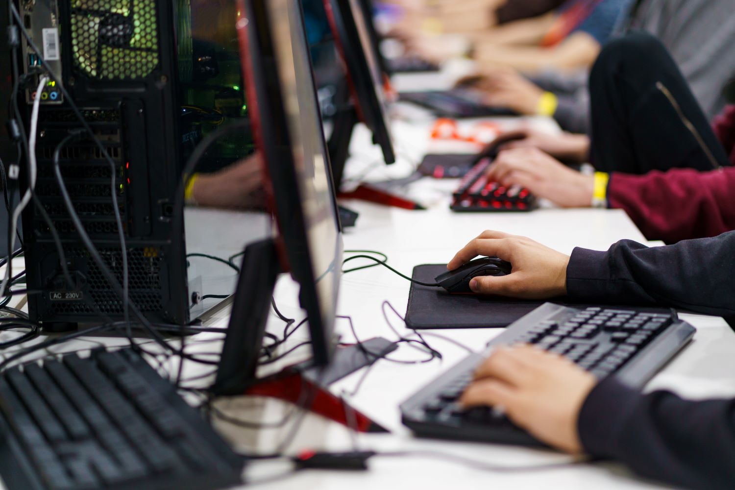 Hands on keyboard for students in esports 